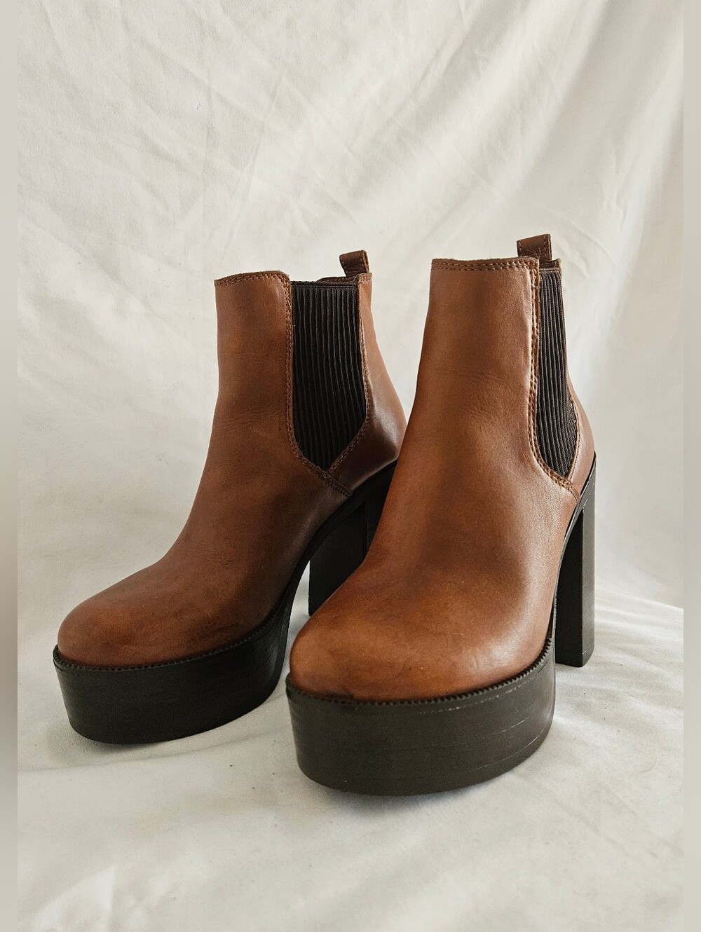 Steve Madden Brown Leather Platform Chelsea Booties with Black Elastic - Picture 2 of 7